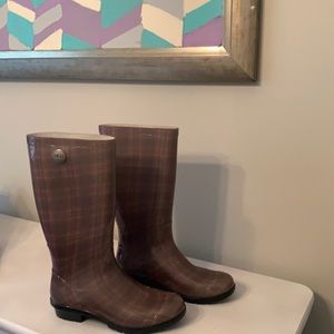 UGG plaid Rain snow  boots size 7 Like New